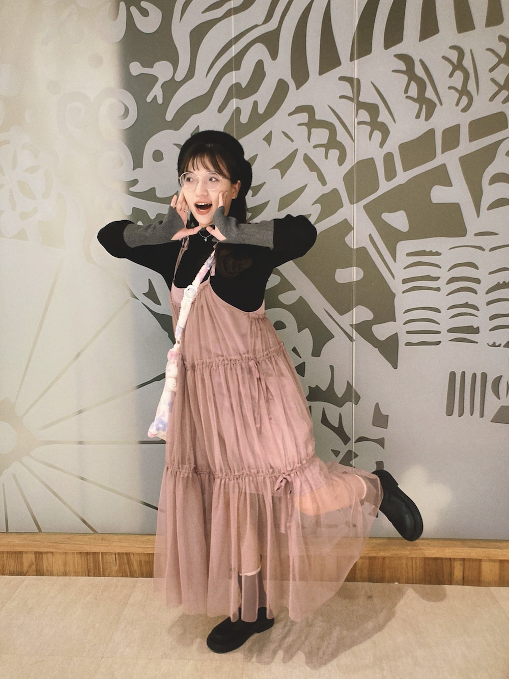 ブラック系のニット/セーター、パープル系のワンピースを着用したレディースの秋コーディネートの2枚目の写真