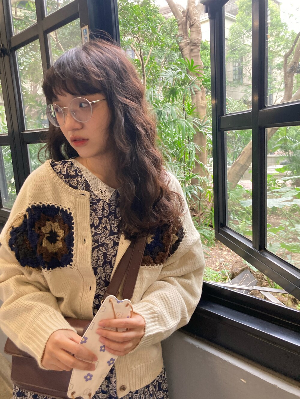 ホワイト系のニット/セーター、ブルー系のワンピース、ホワイト系のソックス/靴下を着用したレディースの夏コーディネートの2枚目の写真