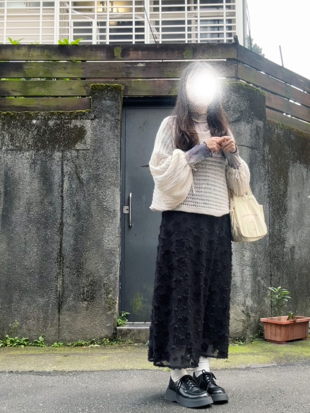 ブラック系のワンピース/ドレス、ホワイト系のニット/セーターを着用したレディースの春コーディネートの2枚目の写真
