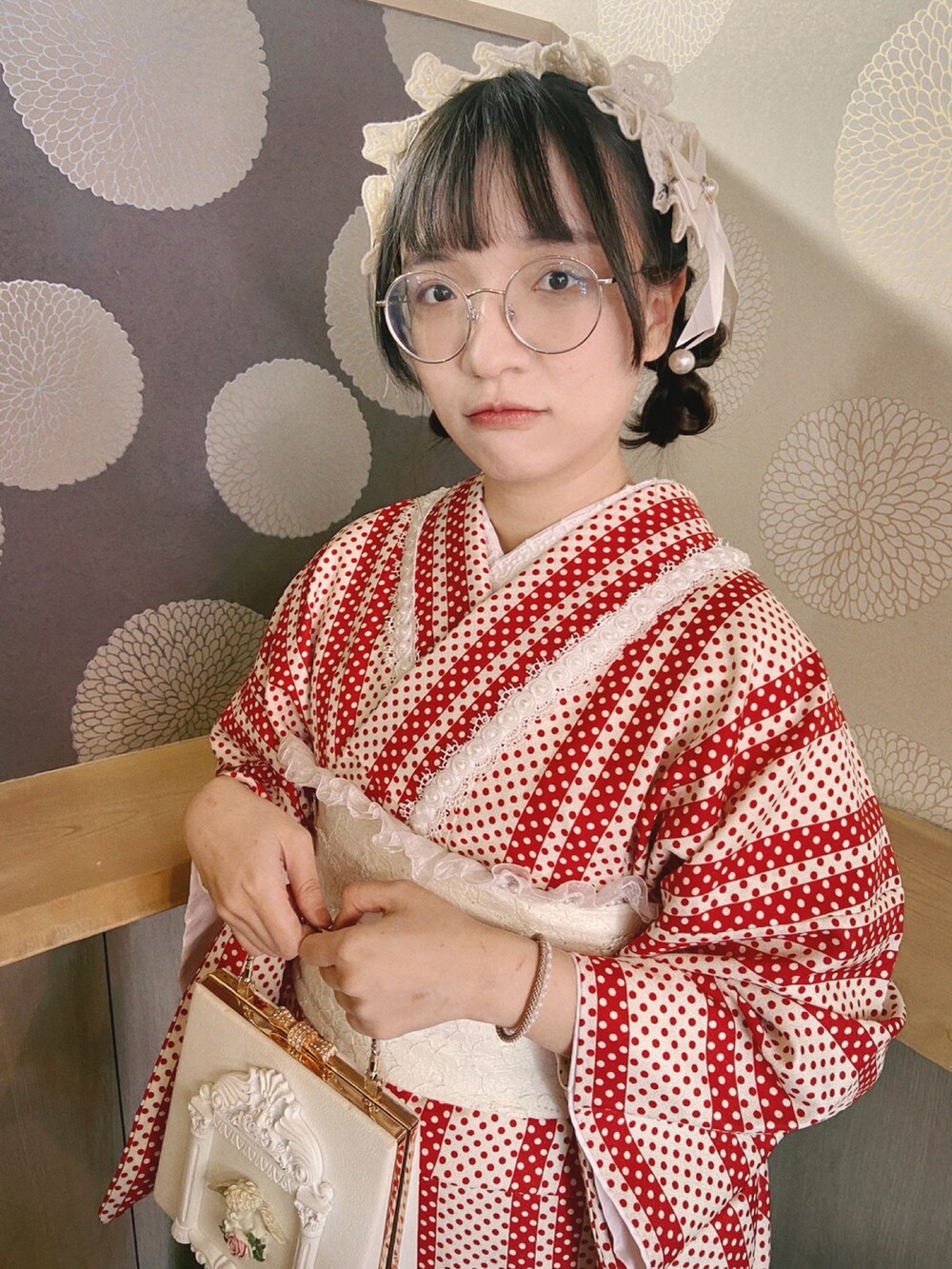 レッド系のワンピース/ドレスを着用したレディースの秋コーディネートの3枚目の写真