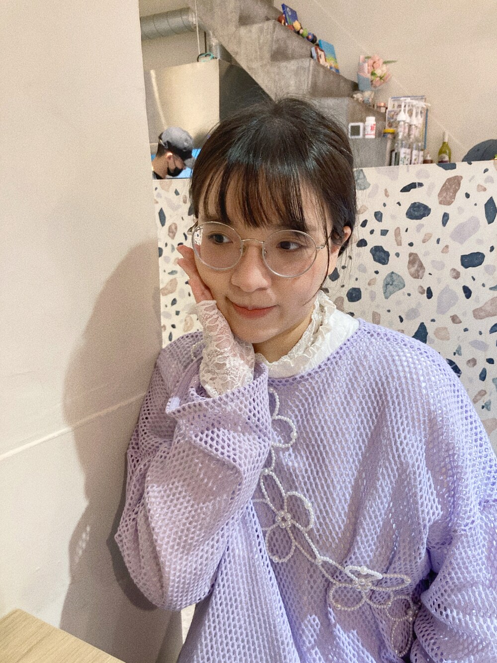 パープル系のカーディガン/ボレロ、ホワイト系のサンダル、ベージュ系のスラックスを着用したレディースの夏コーディネートの2枚目の写真