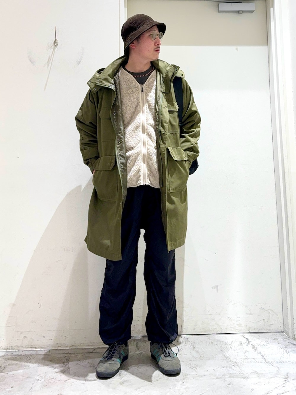 グレー系のTシャツ/カットソー、グリーン系のその他アウター、パープル系のノーカラージャケットを着用したメンズの秋コーディネートの2枚目の写真