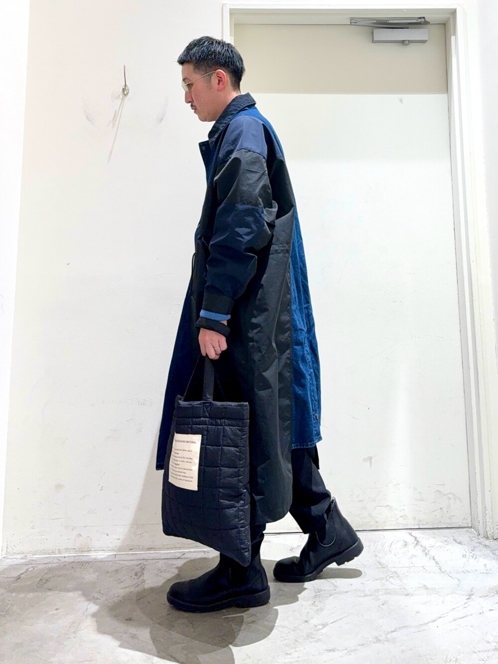 ベージュ系のニット/セーター、ブルー系のその他アウター、ブルー系のシャツ/ブラウスを着用したメンズの秋コーディネートの2枚目の写真