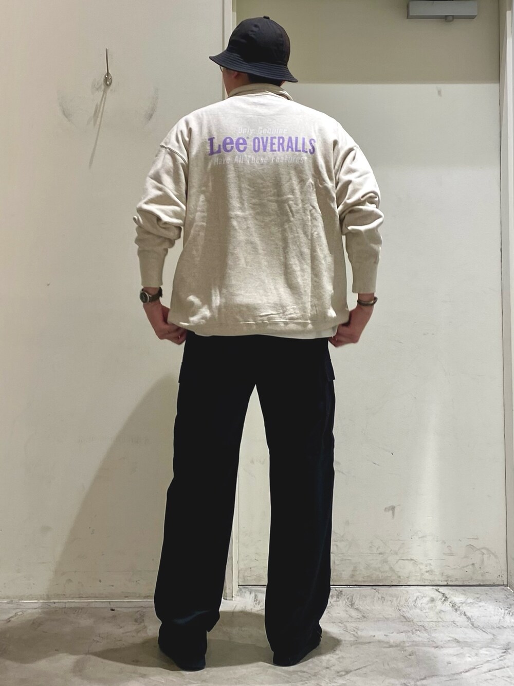 ホワイト系のTシャツ/カットソー、ホワイト系のスウェット、ブラック系のカーゴパンツを着用したメンズの秋コーディネートの2枚目の写真