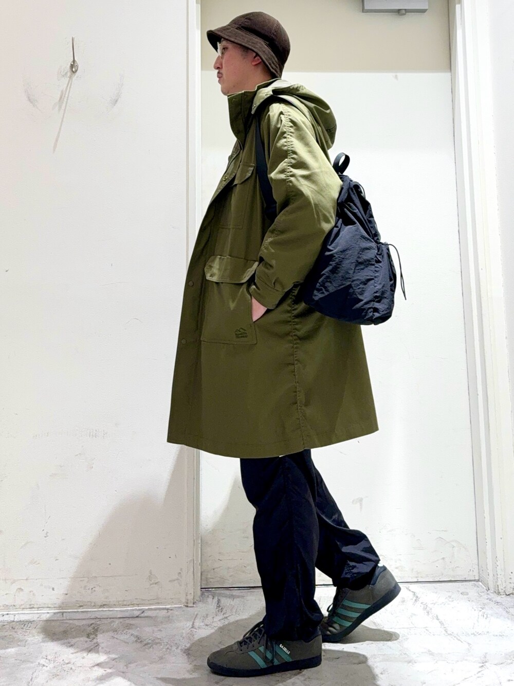 グレー系のTシャツ/カットソー、グリーン系のその他アウター、パープル系のノーカラージャケットを着用したメンズの秋コーディネートの4枚目の写真