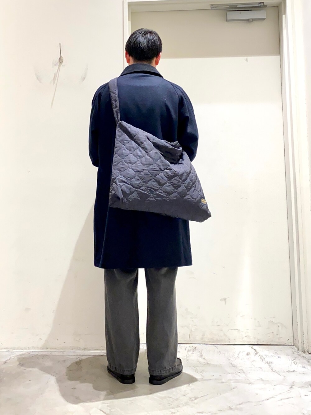 ブラック系のショルダーバッグ、ブルー系のその他アウター、ブラック系のデニムパンツを着用したメンズの秋コーディネートの5枚目の写真