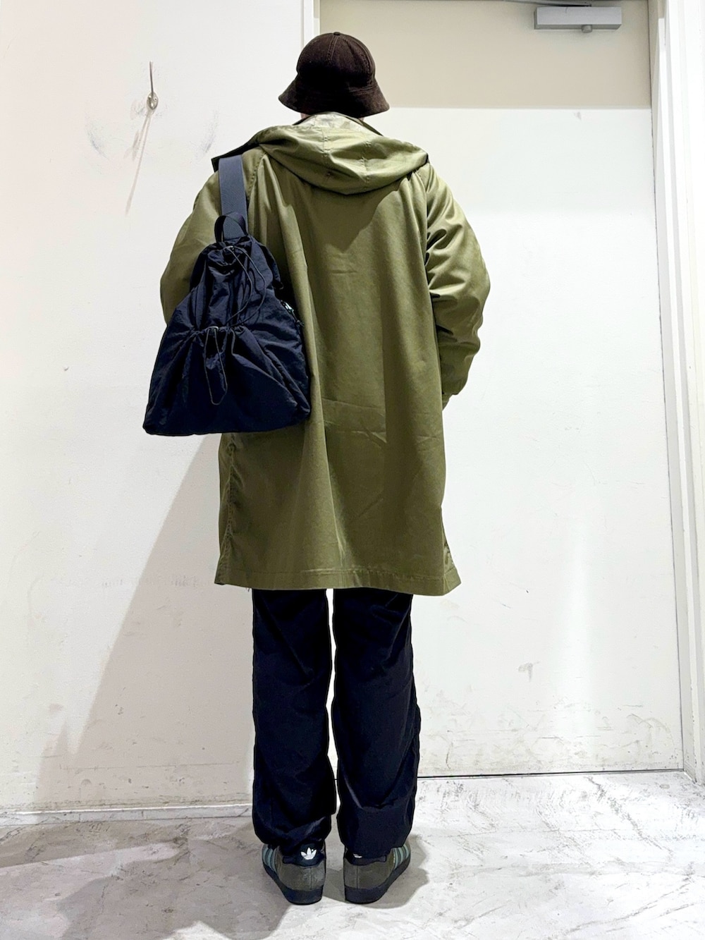 グレー系のTシャツ/カットソー、グリーン系のその他アウター、パープル系のノーカラージャケットを着用したメンズの秋コーディネートの3枚目の写真