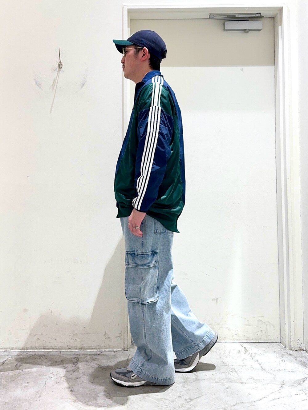 ホワイト系のTシャツ/カットソー、ブルー系のカーゴパンツ、ブルー系のジャージを着用したメンズの春コーディネートの2枚目の写真