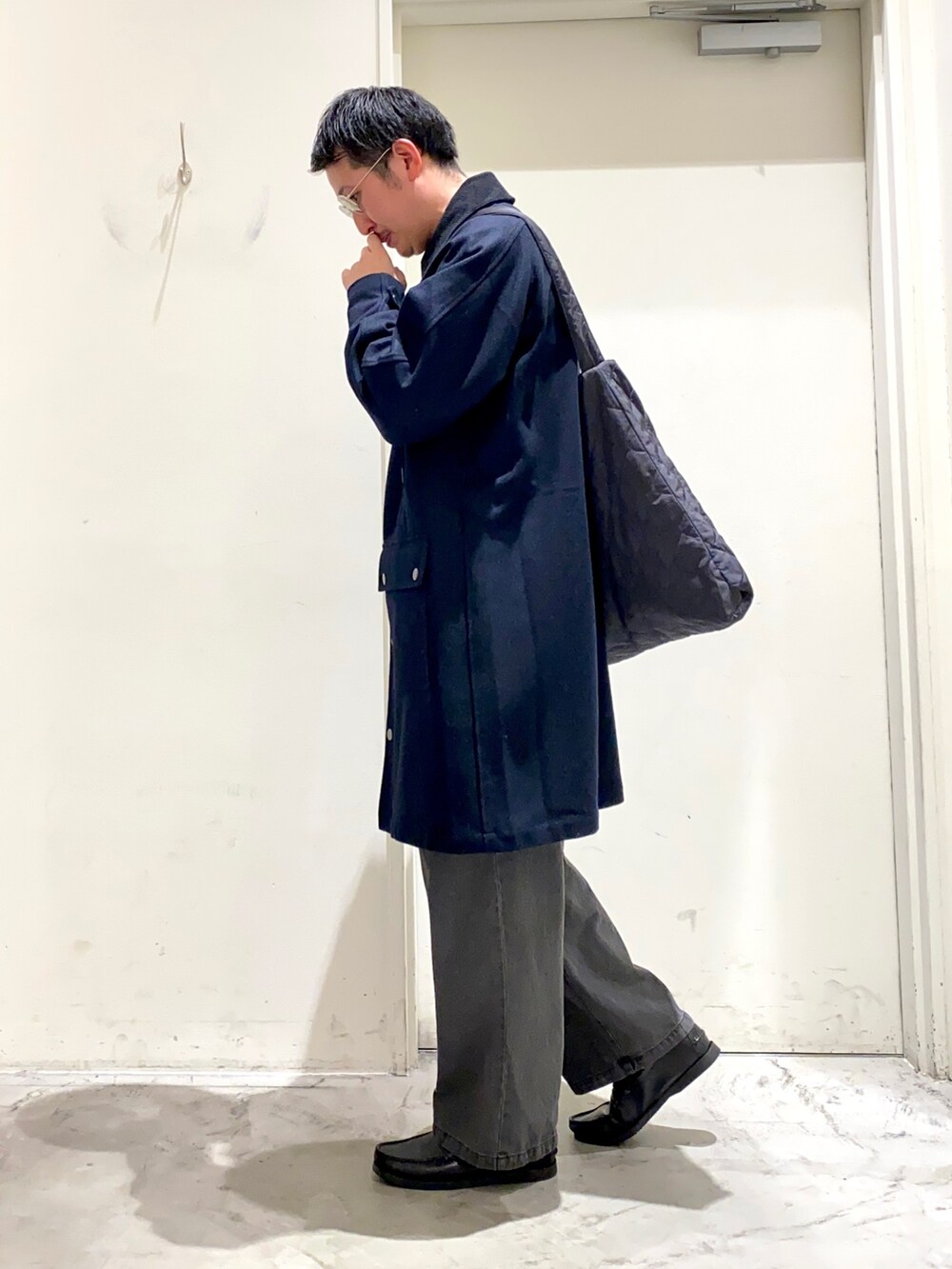 ブラック系のショルダーバッグ、ブルー系のその他アウター、ブラック系のデニムパンツを着用したメンズの秋コーディネートの4枚目の写真