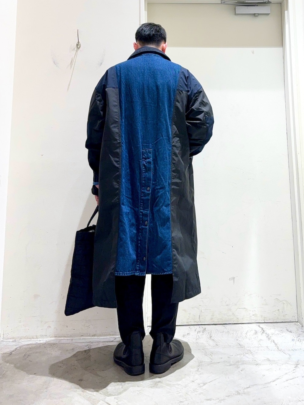 ベージュ系のニット/セーター、ブルー系のその他アウター、ブルー系のシャツ/ブラウスを着用したメンズの秋コーディネートの3枚目の写真