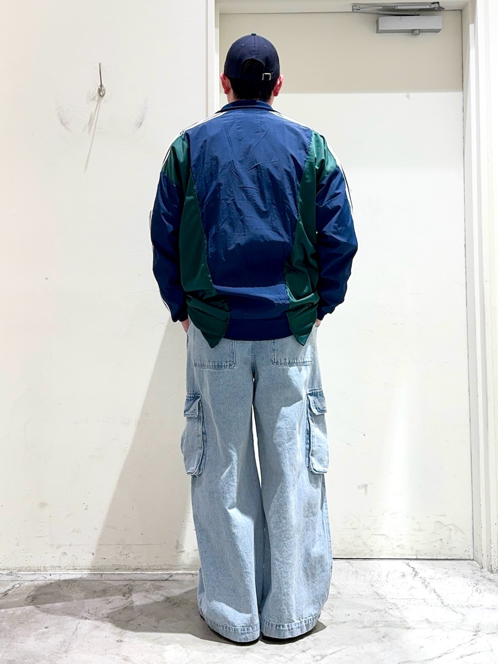 ホワイト系のTシャツ/カットソー、ブルー系のカーゴパンツ、ブルー系のジャージを着用したメンズの春コーディネートの3枚目の写真