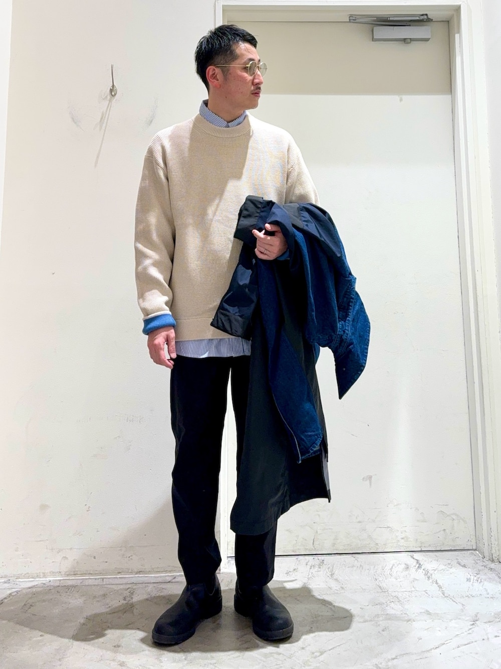 ベージュ系のニット/セーター、ブルー系のその他アウター、ブルー系のシャツ/ブラウスを着用したメンズの秋コーディネートの4枚目の写真