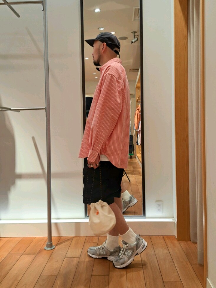 「カーゴパンツ、秋服コーデ、秋コーデ、シャツスタイル、オーバーサイズ、オーバーシャツ、ボタンダウンシャツ、休日スタイル、フレディアンドグロスター、FREDY&GLOSTER、GEVACO、いいね、save、フォローお願いします🤑、ニューバランス、ストライプシャツ、ピンク」｜「GEVACOの【GEVACO/ゲバコ】オーバーサイズ ボタンダウンシャツ ワンポイントロゴ (無地/ストライプ)（シャツ/ブラウス、ピンク系）」を使った、ながやまさん（メンズ・176cm）の秋コーディネートの2枚目の写真
