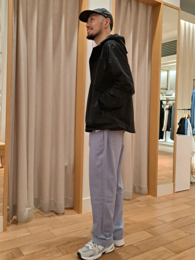 「休日スタイル、アウトドアスタイル、キャップ、スニーカー、秋コーデ、メンズコーデ、マウンテンパーカー、撥水、フランクリンクライミング、サモエド、ロンT、フレディアンドグロスター、FREDY&GLOSTER、いいね、save、フォローお願いします🤑、帽子」｜「Franklin Climbingの【Franklin Climbing/フランクリンクライミング】マウンテンジャケット UV/撥水（ナイロンジャケット、ブラック系）」を使った、ながやまさん（メンズ・176cm）の秋コーディネートの2枚目の写真