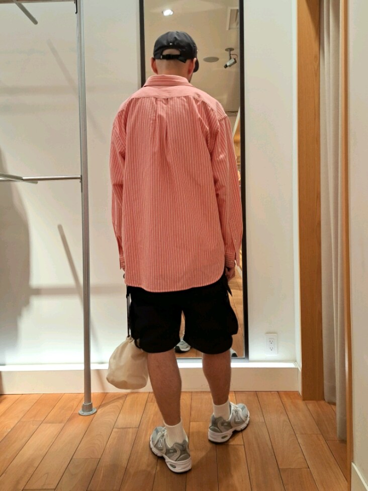 「カーゴパンツ、秋服コーデ、秋コーデ、シャツスタイル、オーバーサイズ、オーバーシャツ、ボタンダウンシャツ、休日スタイル、フレディアンドグロスター、FREDY&GLOSTER、GEVACO、いいね、save、フォローお願いします🤑、ニューバランス、ストライプシャツ、ピンク」｜「GEVACOの【GEVACO/ゲバコ】オーバーサイズ ボタンダウンシャツ ワンポイントロゴ (無地/ストライプ)（シャツ/ブラウス、ピンク系）」を使った、ながやまさん（メンズ・176cm）の秋コーディネートの3枚目の写真