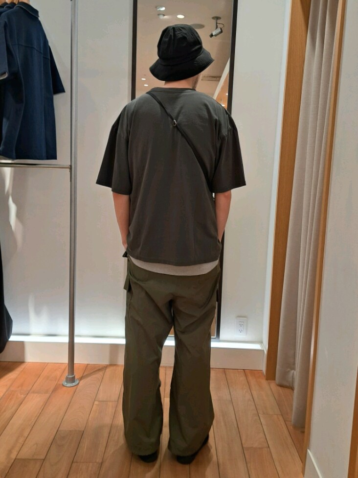 ブラック系のTシャツ/カットソー、ブラック系のショルダーバッグ、ブラック系のブーツを着用したメンズの夏コーディネートの2枚目の写真