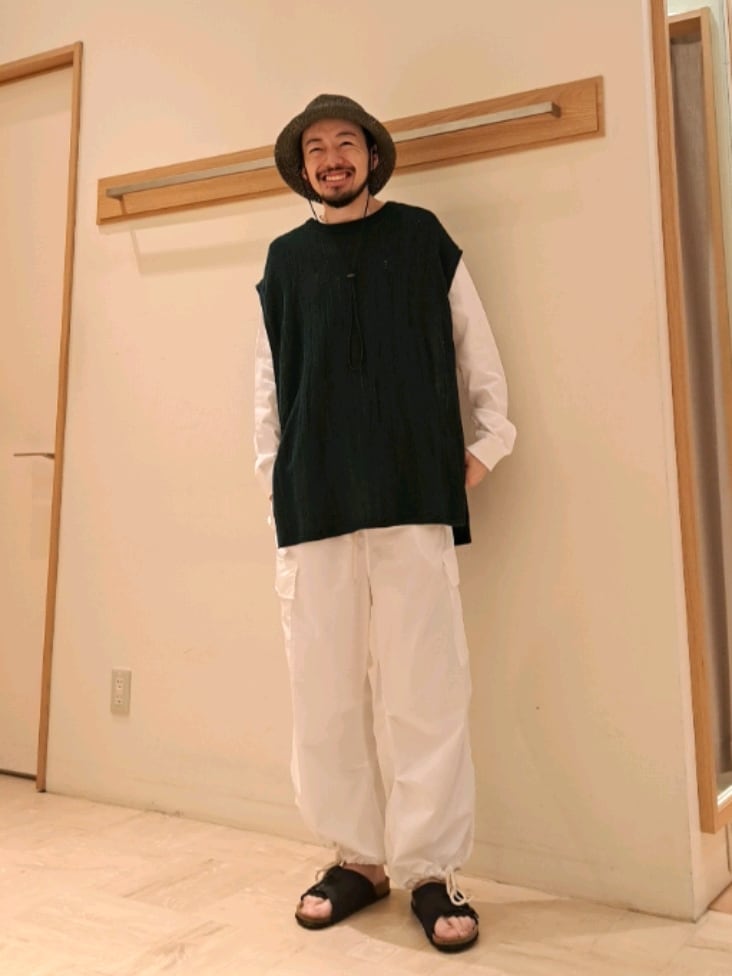 「春コーデ、シンプルコーデ、カーゴパンツ、ロンT、休日スタイル、ミリタリー、サンダル、ストローハット、帽子、いいね、save、フォローお願いします🤑、ベスト、サマーニット、ニット、麦わら帽子」｜「GLOSTERの【ニットベスト+カットソーの2点SET】レイヤード クージー柄 ニットベスト サイドベルト レトロ（ベスト、グリーン系）」を使った、ながやまさん（メンズ・176cm）の春コーディネートの2枚目の写真