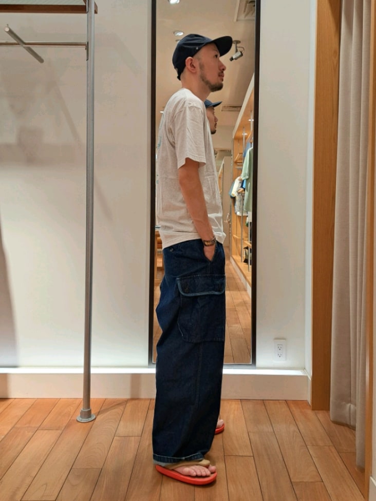 「サンダル、キャップ、デニム、カーゴパンツ、休日スタイル、カジュアルコーデ、シンプルコーデ、バックプリント、フルーツ柄、フレディアンドグロスター、FREDY&GLOSTER、いいね、save、フォローお願いします🤑、帽子、プリントT、撥水キャップ」｜「GLOSTERの【Wonder Union Project】ASSORT バックプリントTシャツ vol.3（Tシャツ/カットソー、グレー系）」を使った、ながやまさん（メンズ・176cm）の夏コーディネートの3枚目の写真