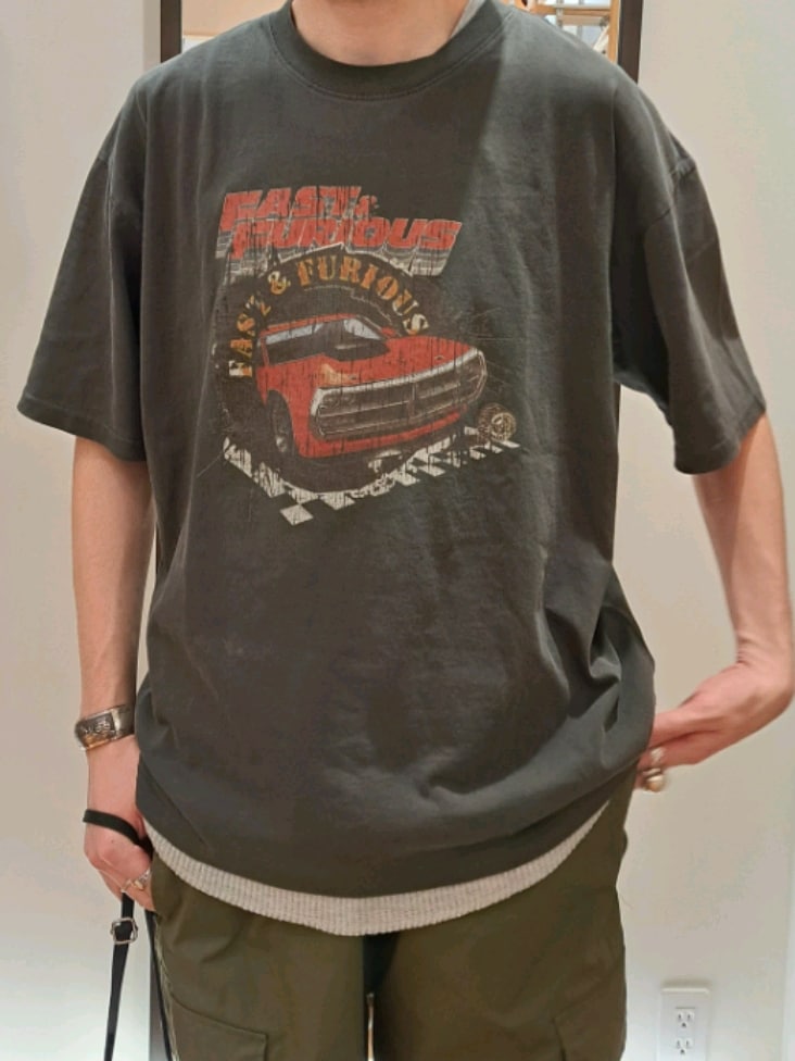 ブラック系のTシャツ/カットソー、ブラック系のショルダーバッグ、ブラック系のブーツを着用したメンズの夏コーディネートの3枚目の写真