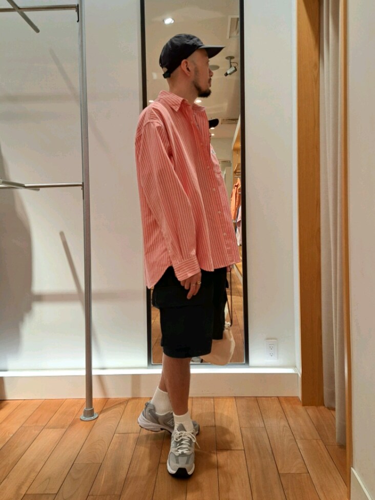 「カーゴパンツ、秋服コーデ、秋コーデ、シャツスタイル、オーバーサイズ、オーバーシャツ、ボタンダウンシャツ、休日スタイル、フレディアンドグロスター、FREDY&GLOSTER、GEVACO、いいね、save、フォローお願いします🤑、ニューバランス、ストライプシャツ、ピンク」｜「GEVACOの【GEVACO/ゲバコ】オーバーサイズ ボタンダウンシャツ ワンポイントロゴ (無地/ストライプ)（シャツ/ブラウス、ピンク系）」を使った、ながやまさん（メンズ・176cm）の秋コーディネートの4枚目の写真