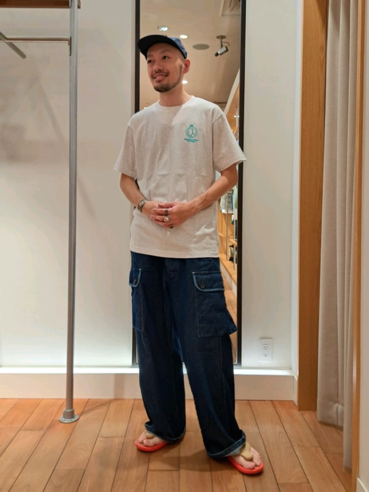 「サンダル、キャップ、デニム、カーゴパンツ、休日スタイル、カジュアルコーデ、シンプルコーデ、バックプリント、フルーツ柄、フレディアンドグロスター、FREDY&GLOSTER、いいね、save、フォローお願いします🤑、帽子、プリントT、撥水キャップ」｜「GLOSTERの【Wonder Union Project】ASSORT バックプリントTシャツ vol.3（Tシャツ/カットソー、グレー系）」を使った、ながやまさん（メンズ・176cm）の夏コーディネートの2枚目の写真