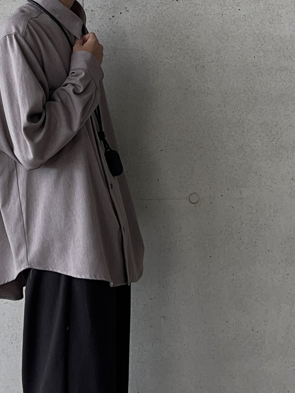 ブラウン系のシャツ/ブラウス、ブラック系のパンツ、ブラック系のスニーカーを着用したメンズの冬コーディネートの4枚目の写真