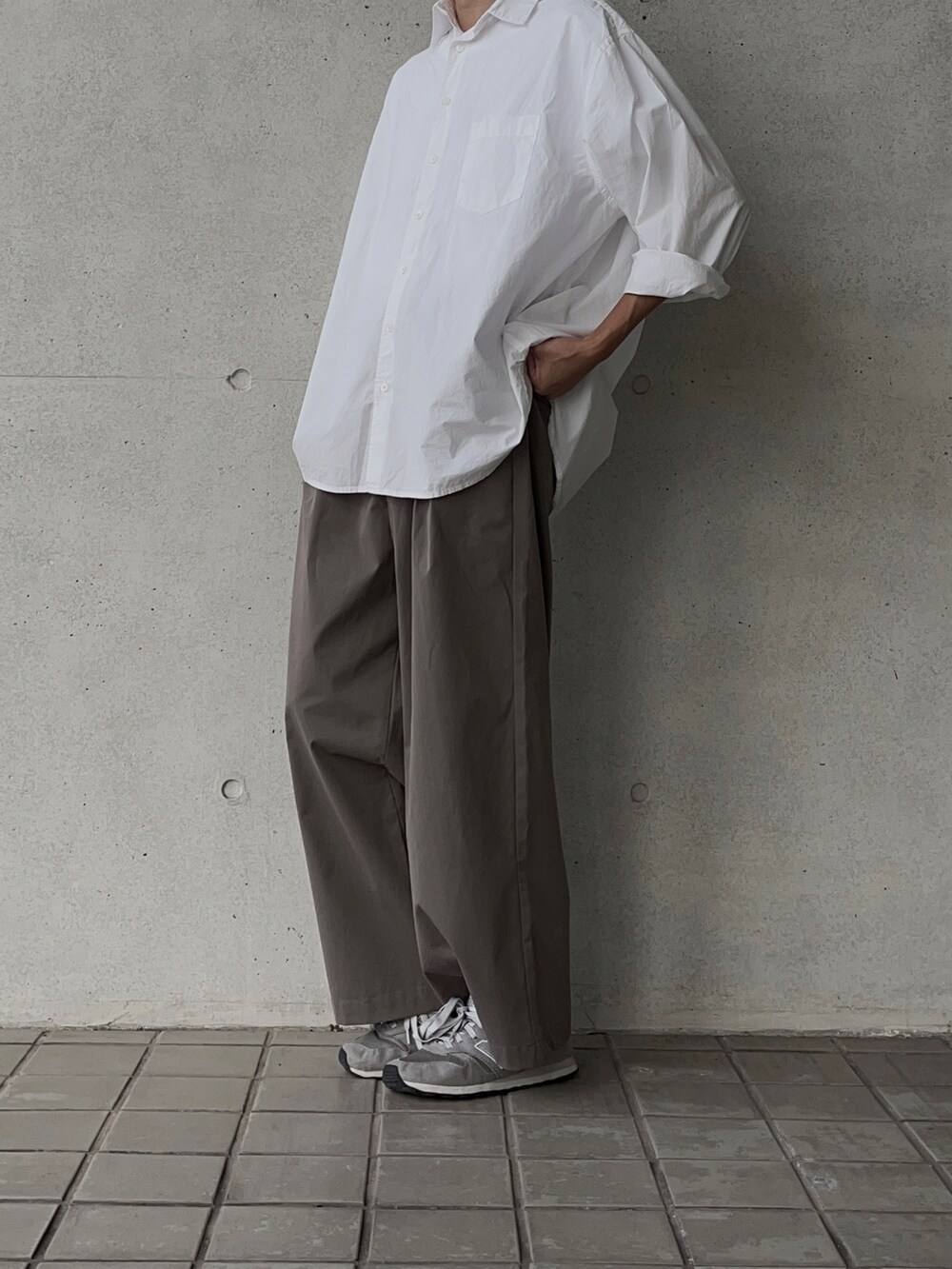 ホワイト系のシャツ/ブラウス、ベージュ系のその他パンツ、グレー系のスニーカーを着用したメンズの冬コーディネートの2枚目の写真