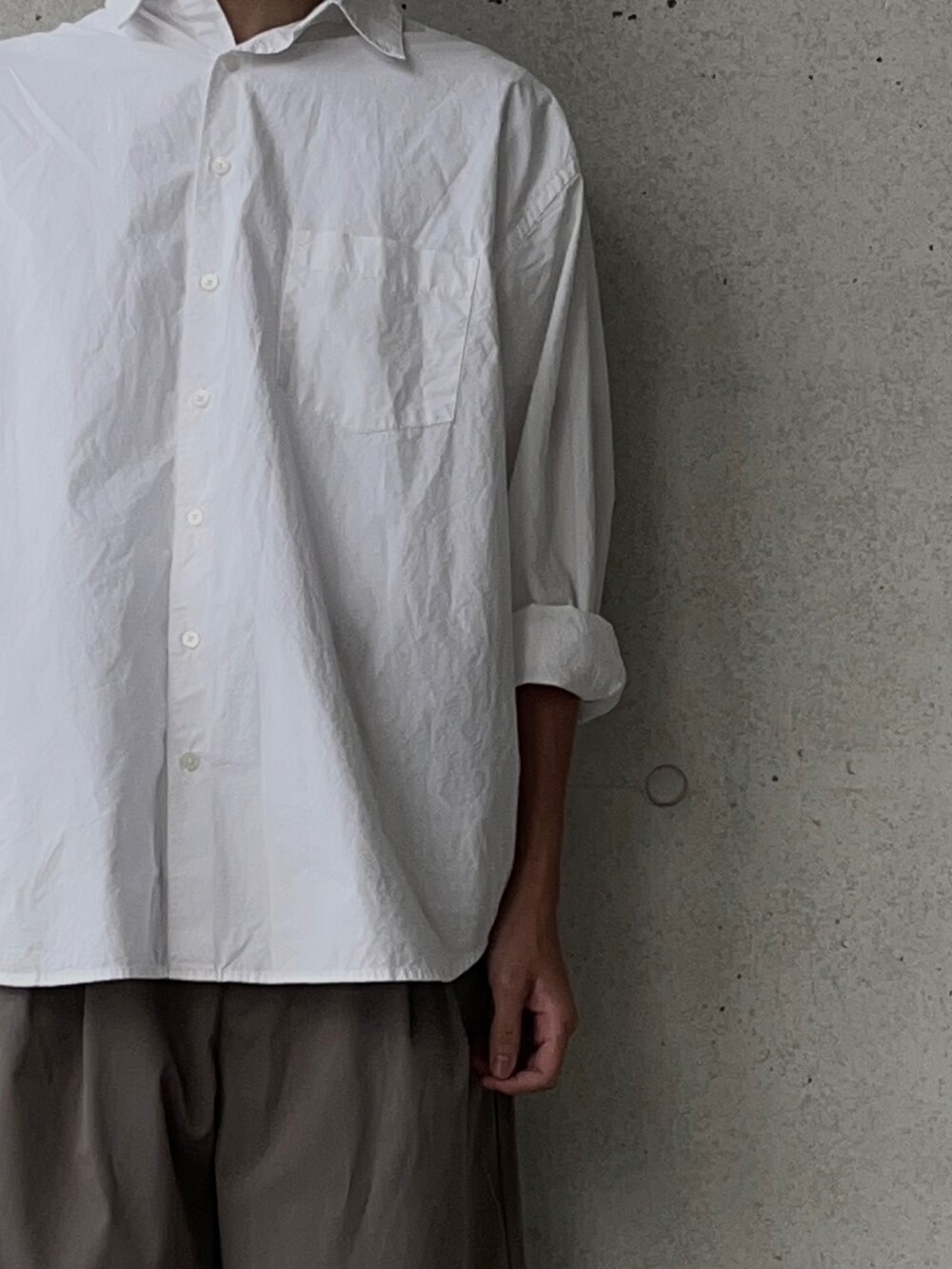 ホワイト系のシャツ/ブラウス、ベージュ系のその他パンツ、グレー系のスニーカーを着用したメンズの冬コーディネートの3枚目の写真