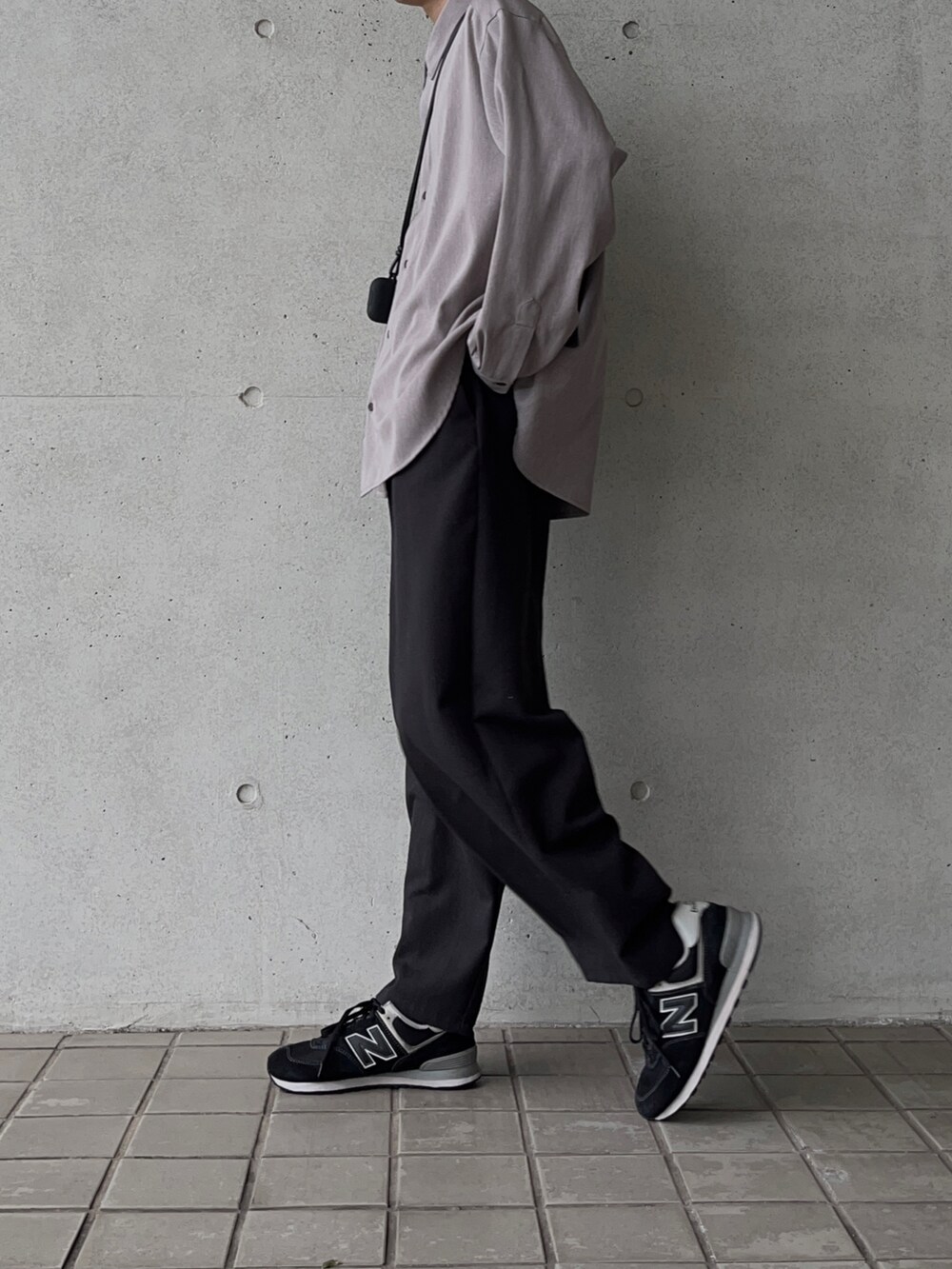 ブラウン系のシャツ/ブラウス、ブラック系のパンツ、ブラック系のスニーカーを着用したメンズの冬コーディネートの2枚目の写真