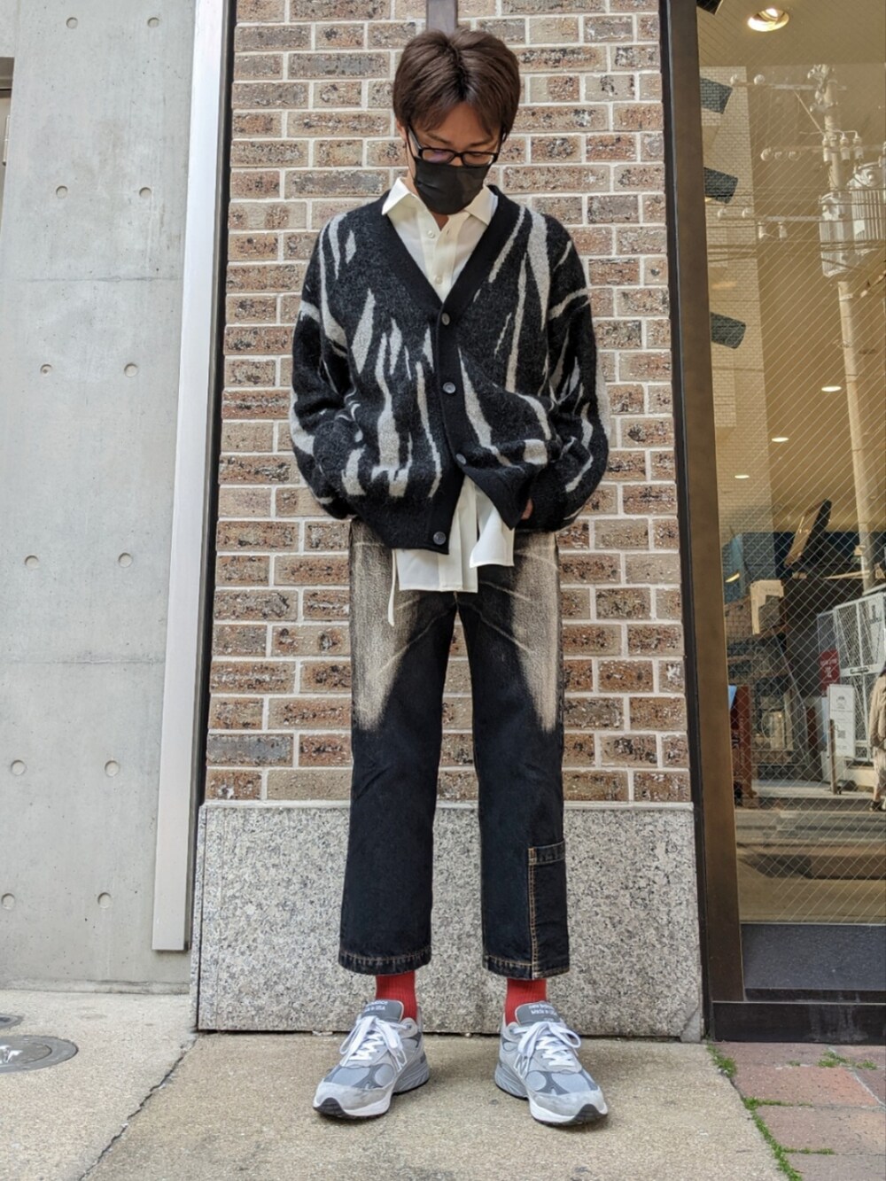 グレー系のスニーカー、ブラック系のカーディガン/ボレロを着用したメンズの春コーディネートの2枚目の写真