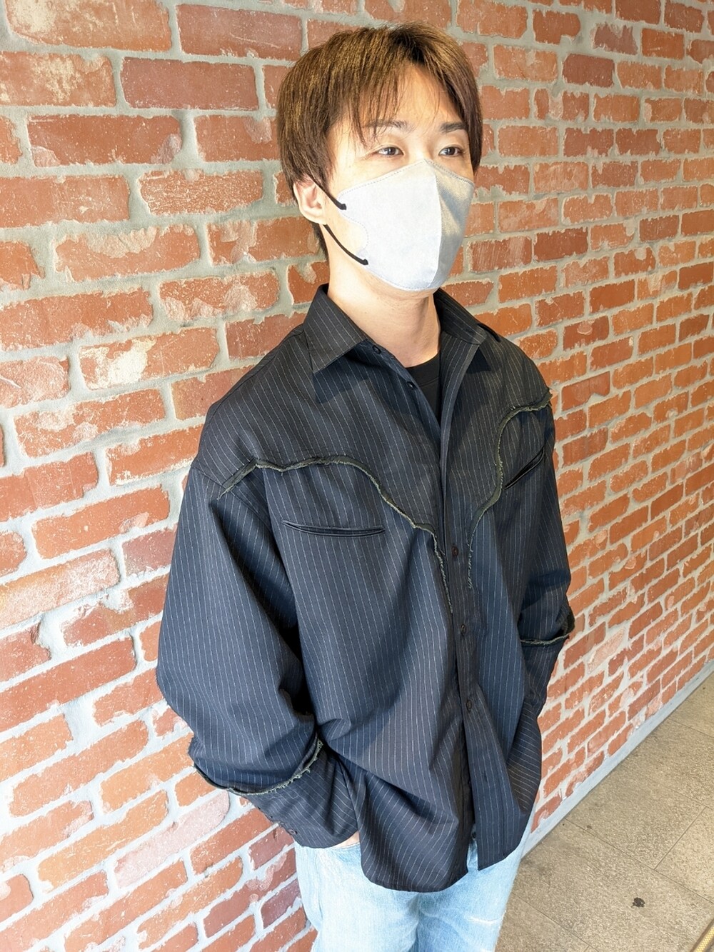 グレー系のスニーカー、ブルー系のデニムパンツ、ブルー系のシャツ/ブラウスを着用したメンズの春コーディネートの4枚目の写真