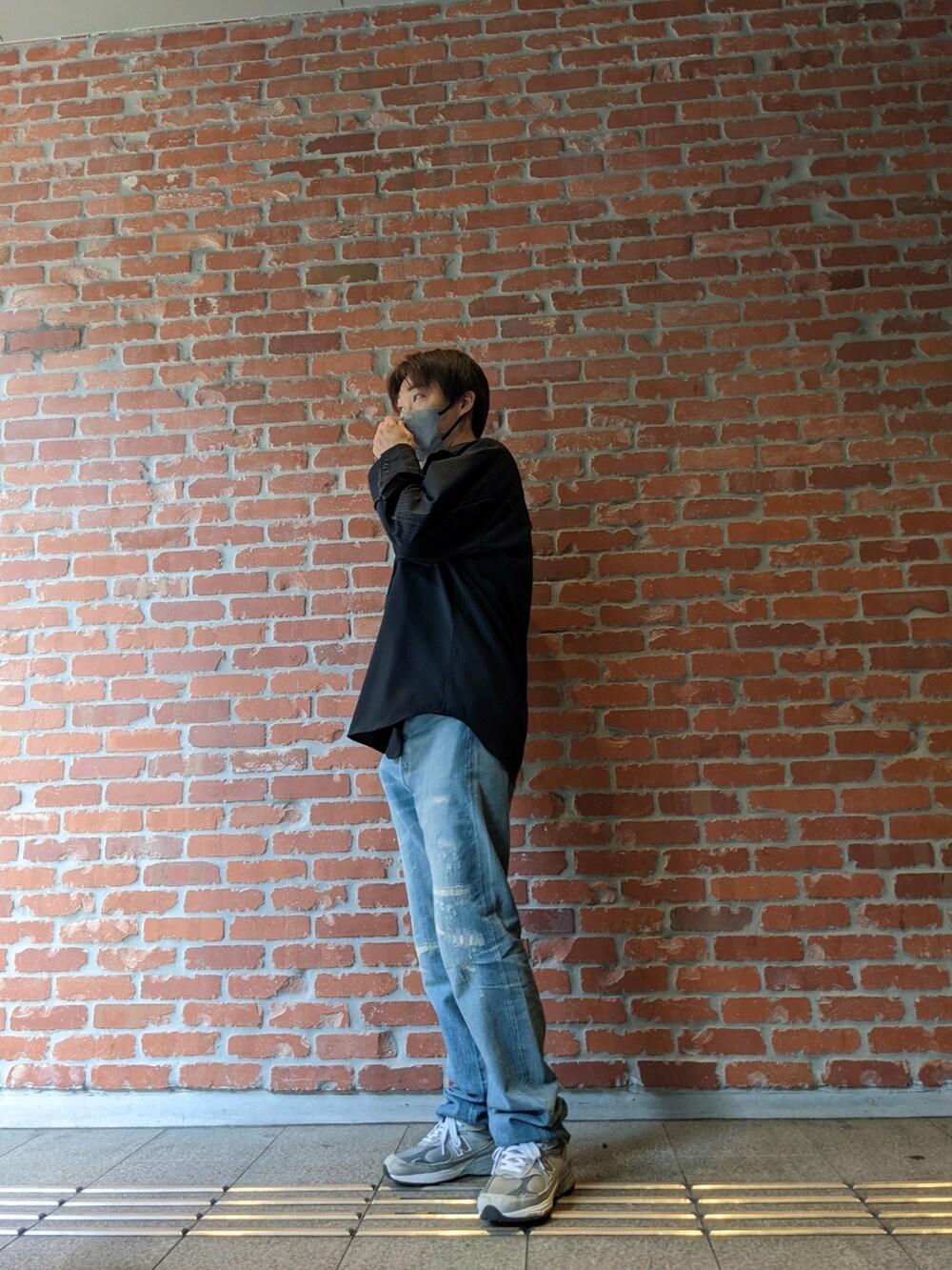 グレー系のスニーカー、ブルー系のデニムパンツ、ブルー系のシャツ/ブラウスを着用したメンズの春コーディネートの2枚目の写真