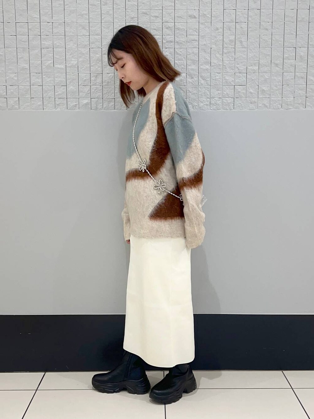 「きれいめ、差し色コーデ、着痩せ・細見え、ローリーズスタイル_LOWRYS FARM、ニット、秋コーデ、秋服準備はじめました、スカート」｜「Me%のオハナビーズモバイルショルダーストラップ 109516（スマホグッズ、グレー系）」を使った、hinano3232さん（レディース・160cm）の秋コーディネートの3枚目の写真