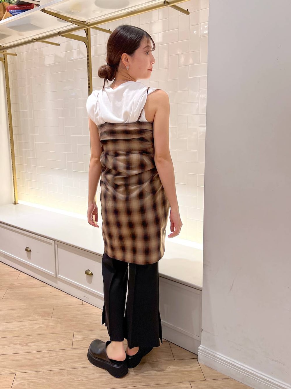 ブラック系のその他パンツ、ブラウン系のシャツ/ブラウス、ホワイト系のTシャツ/カットソーを着用したレディースの秋コーディネートの4枚目の写真