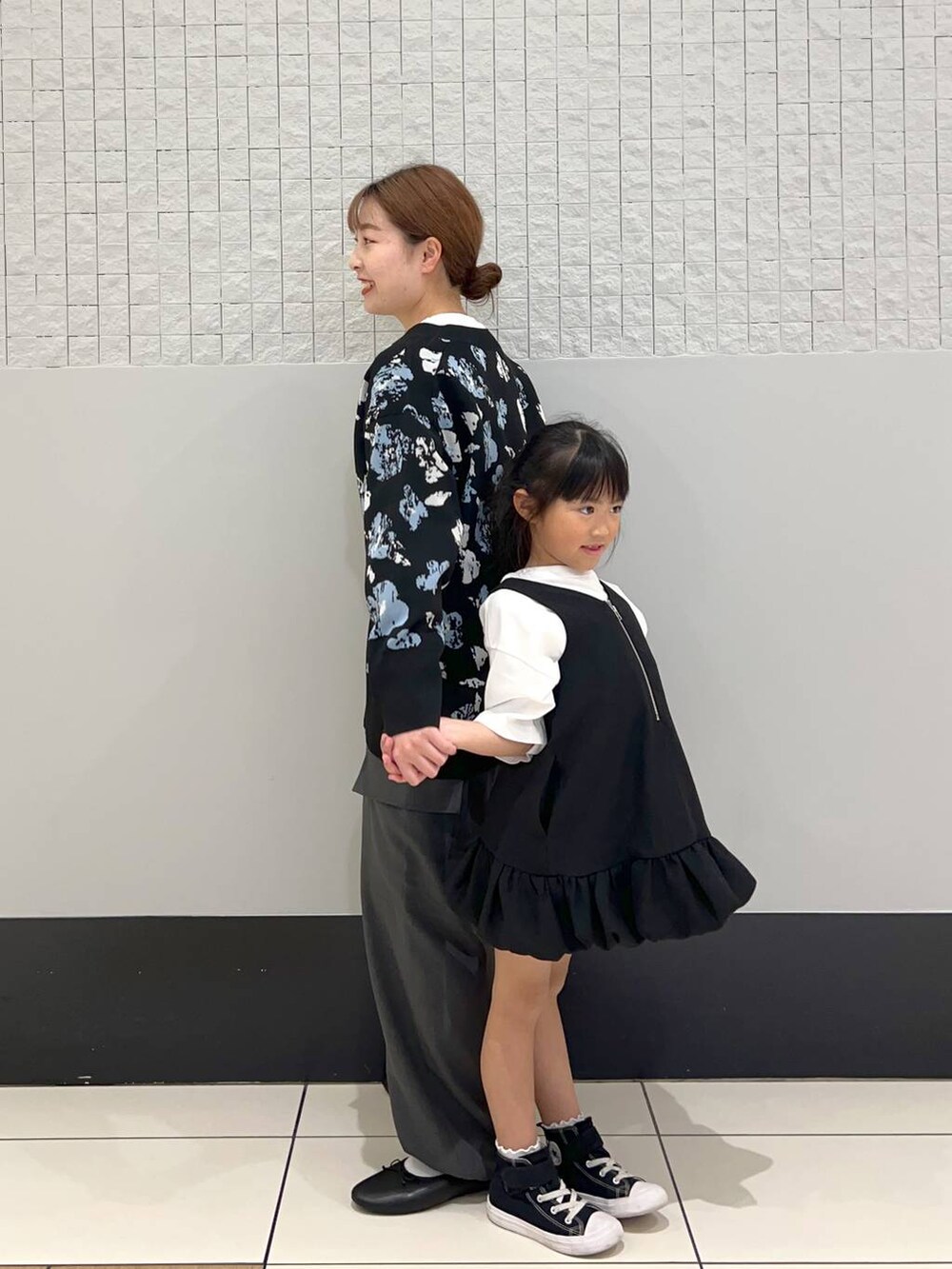 「きれいめ、差し色コーデ、着痩せ・細見え、ローリーズスタイル_LOWRYS FARM、キッズ服、おでかけ、春コーデ、カーディガン」|「LOWRYS FARMのスポンディッシュVカーディガンLS 111154(カーディガン/ボレロ、ブルー系)」を使った、hinano3232さん(レディース・160cm)の春コーディネートの3枚目の写真