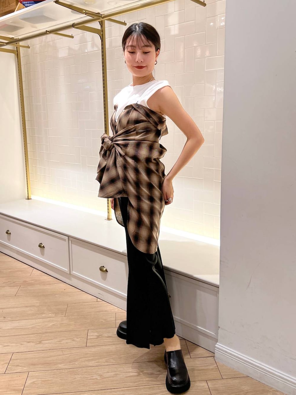 ブラック系のその他パンツ、ブラウン系のシャツ/ブラウス、ホワイト系のTシャツ/カットソーを着用したレディースの秋コーディネートの3枚目の写真