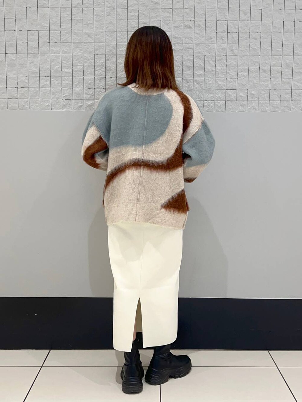 「きれいめ、差し色コーデ、着痩せ・細見え、ローリーズスタイル_LOWRYS FARM、ニット、秋コーデ、秋服準備はじめました、スカート」｜「Me%のオハナビーズモバイルショルダーストラップ 109516（スマホグッズ、グレー系）」を使った、hinano3232さん（レディース・160cm）の秋コーディネートの4枚目の写真