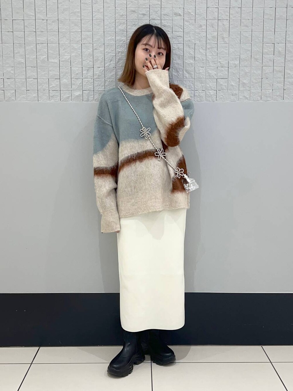 「きれいめ、差し色コーデ、着痩せ・細見え、ローリーズスタイル_LOWRYS FARM、ニット、秋コーデ、秋服準備はじめました、スカート」｜「Me%のオハナビーズモバイルショルダーストラップ 109516（スマホグッズ、グレー系）」を使った、hinano3232さん（レディース・160cm）の秋コーディネートの2枚目の写真