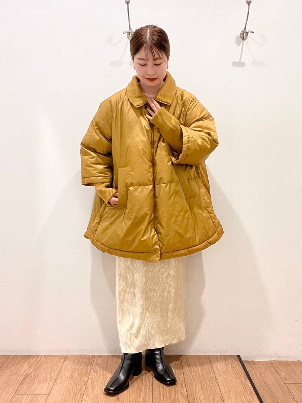 「きれいめ、差し色コーデ、着痩せ・細見え、ローリーズスタイル_LOWRYS FARM、冬コーデ、秋コーデ、アウター、カジュアル、スカート」｜「LOWRYS FARMのスタンドリブポンチョ　 963695（ポンチョ、ブラウン系）」を使った、hinano3232さん（レディース・160cm）の秋コーディネートの6枚目の写真