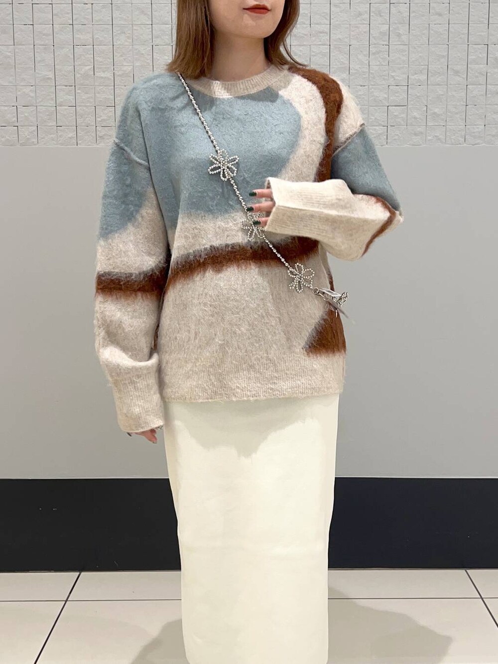 「きれいめ、差し色コーデ、着痩せ・細見え、ローリーズスタイル_LOWRYS FARM、ニット、秋コーデ、秋服準備はじめました、スカート」｜「Me%のオハナビーズモバイルショルダーストラップ 109516（スマホグッズ、グレー系）」を使った、hinano3232さん（レディース・160cm）の秋コーディネートの5枚目の写真