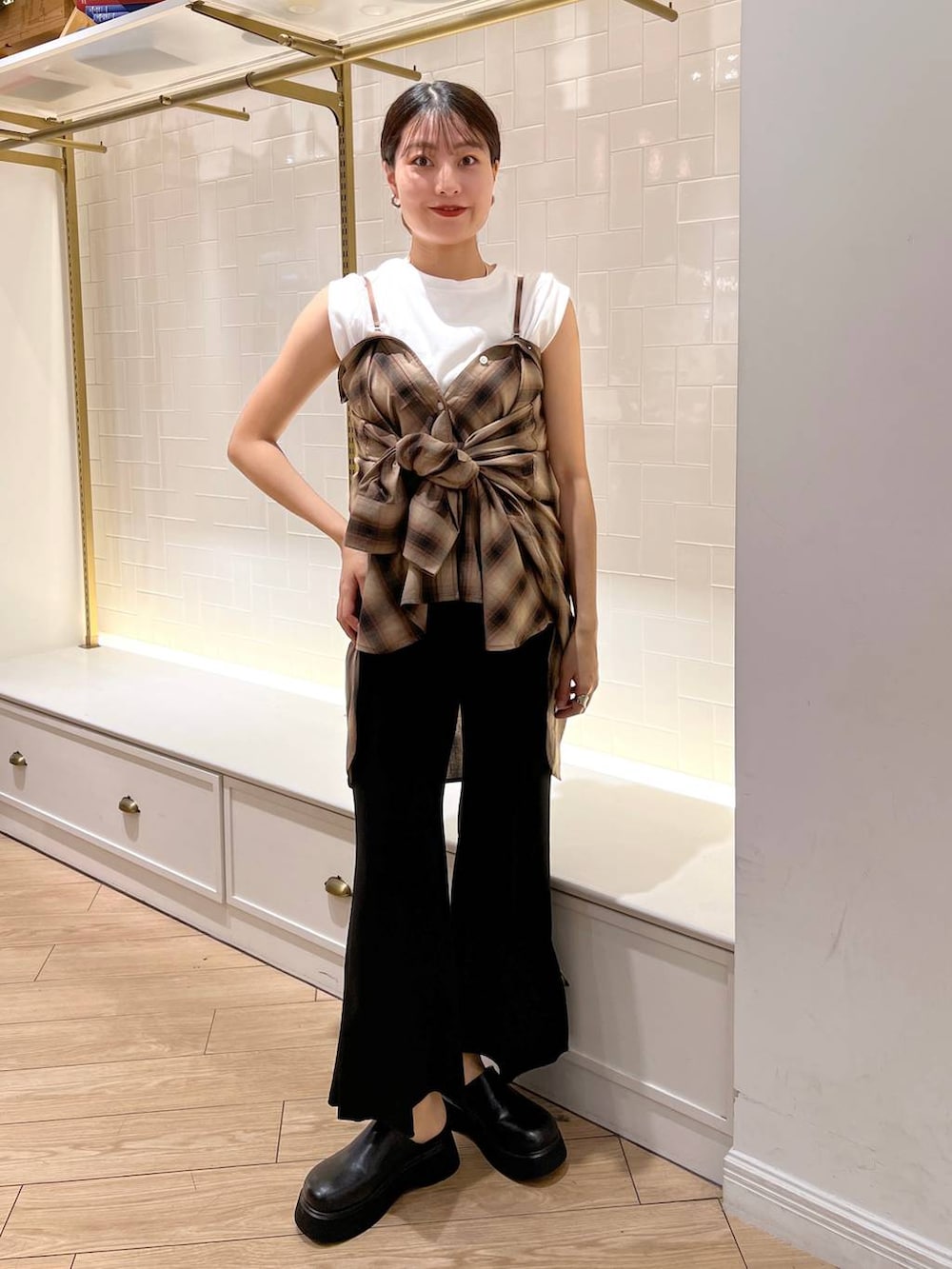 ブラック系のその他パンツ、ブラウン系のシャツ/ブラウス、ホワイト系のTシャツ/カットソーを着用したレディースの秋コーディネートの2枚目の写真