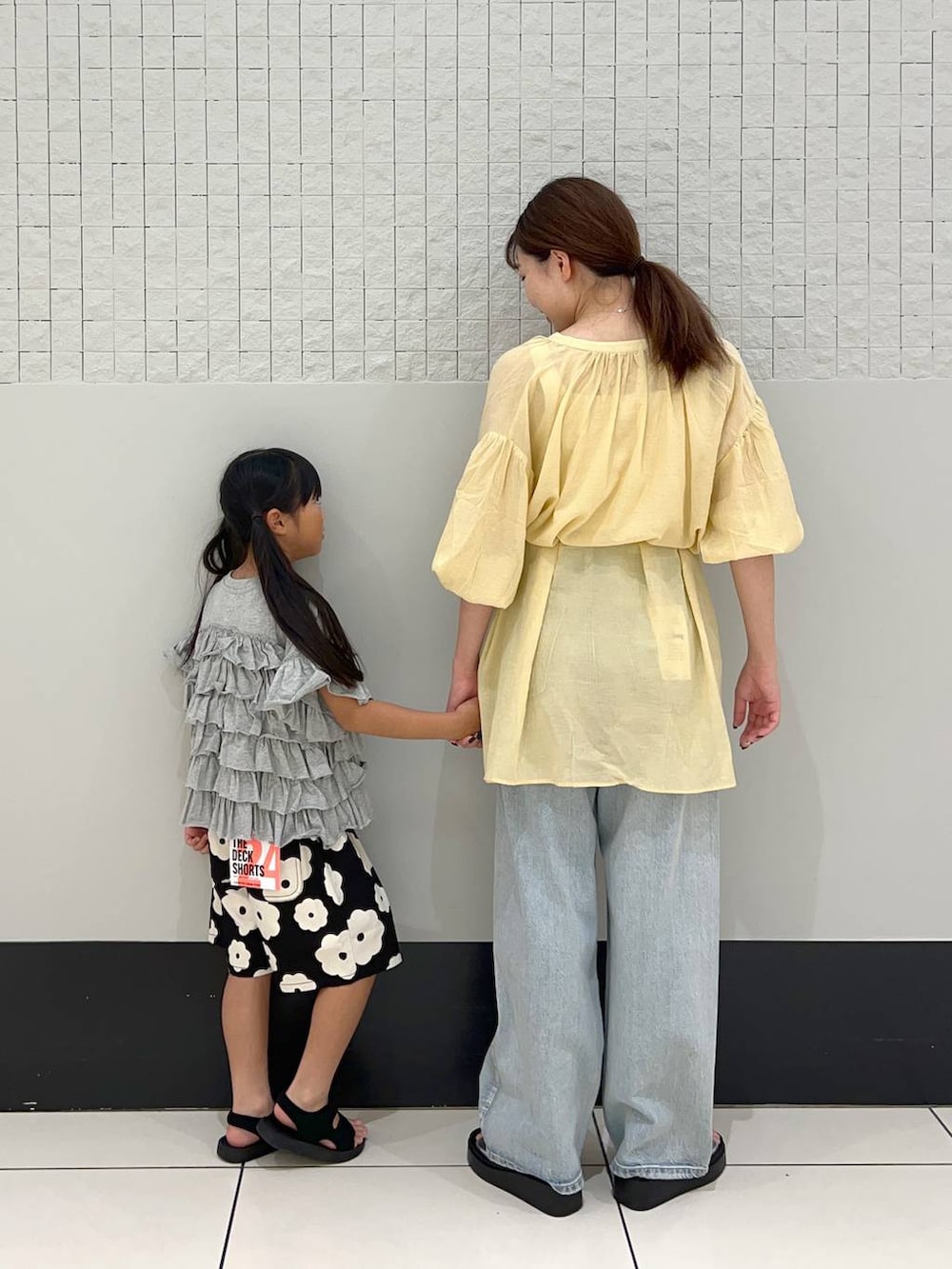 「きれいめ、差し色コーデ、着痩せ・細見え、ローリーズスタイル_LOWRYS FARM、キッズ服、夏コーデ、ブラウス」｜「LOWRYS FARMのデッキショーツ　103377（その他パンツ、ブラック系）」を使った、hinano3232さん（キッズ・116cm）の夏コーディネートの2枚目の写真