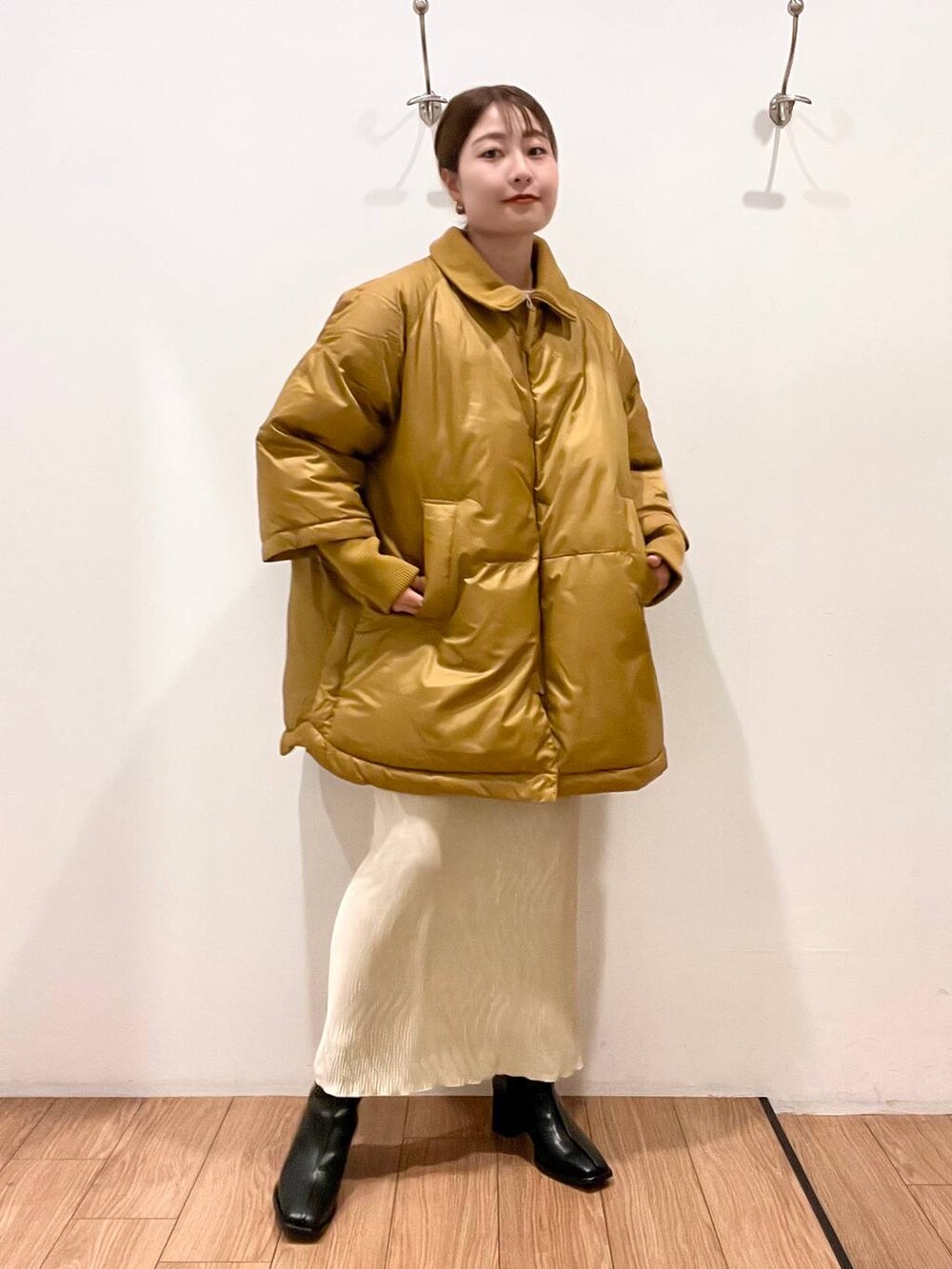 「きれいめ、差し色コーデ、着痩せ・細見え、ローリーズスタイル_LOWRYS FARM、冬コーデ、秋コーデ、アウター、カジュアル、スカート」｜「LOWRYS FARMのスタンドリブポンチョ　 963695（ポンチョ、ブラウン系）」を使った、hinano3232さん（レディース・160cm）の秋コーディネートの5枚目の写真