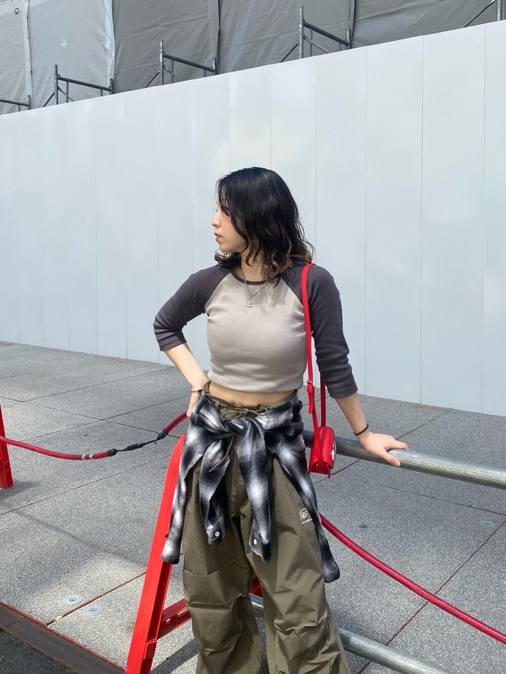 グレー系のTシャツ/カットソー、ホワイト系のシャツ/ブラウス、グリーン系のカーゴパンツを着用したレディースの春コーディネートの2枚目の写真