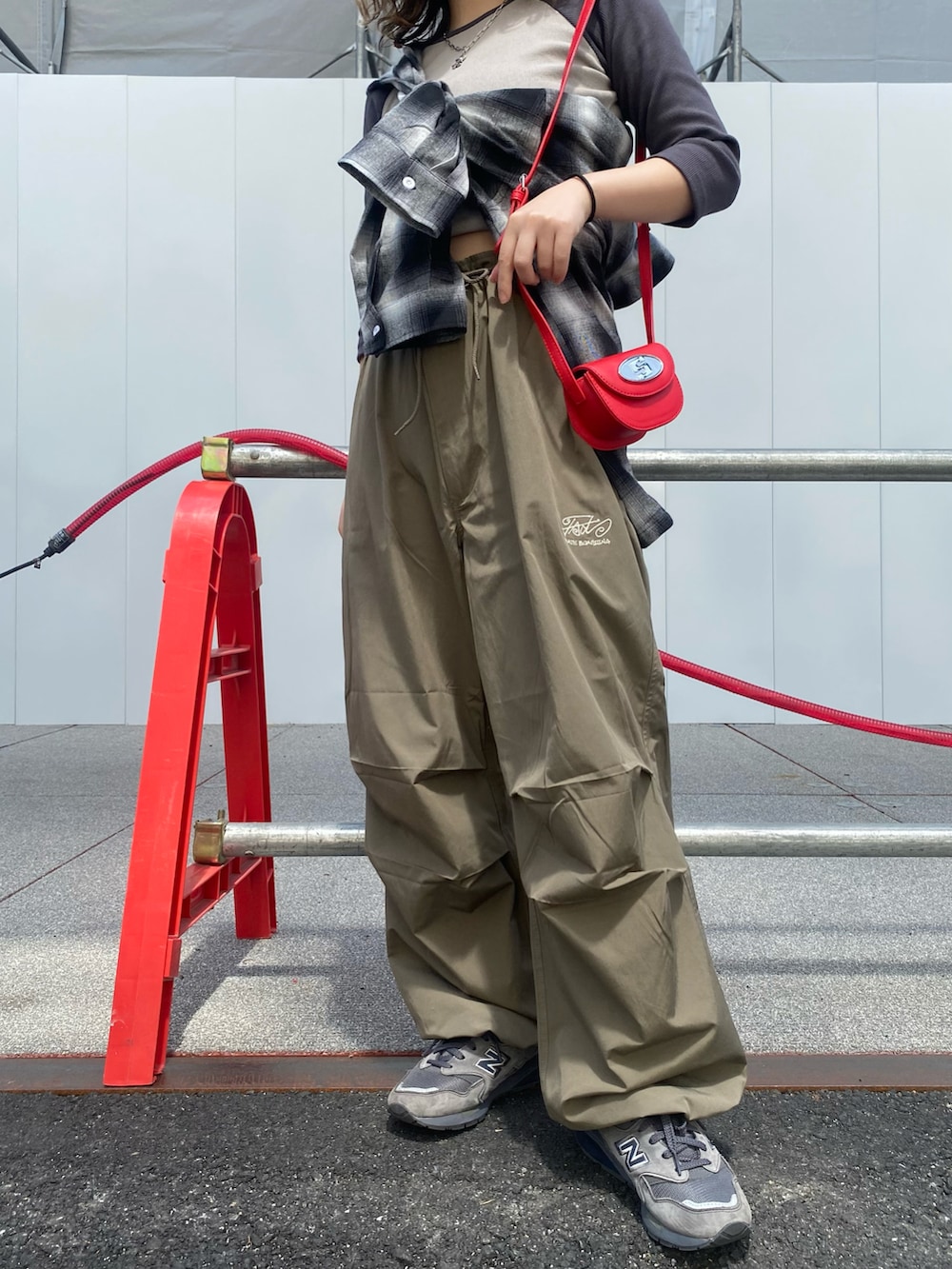 グレー系のTシャツ/カットソー、ホワイト系のシャツ/ブラウス、グリーン系のカーゴパンツを着用したレディースの春コーディネートの3枚目の写真