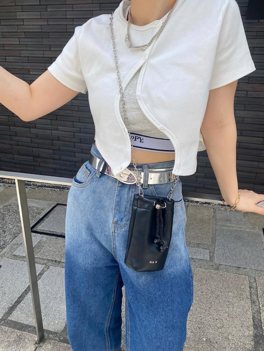 ホワイト系のTシャツ/カットソー、ブルー系のデニムパンツ、ホワイト系のブーツを着用したレディースの春コーディネートの3枚目の写真