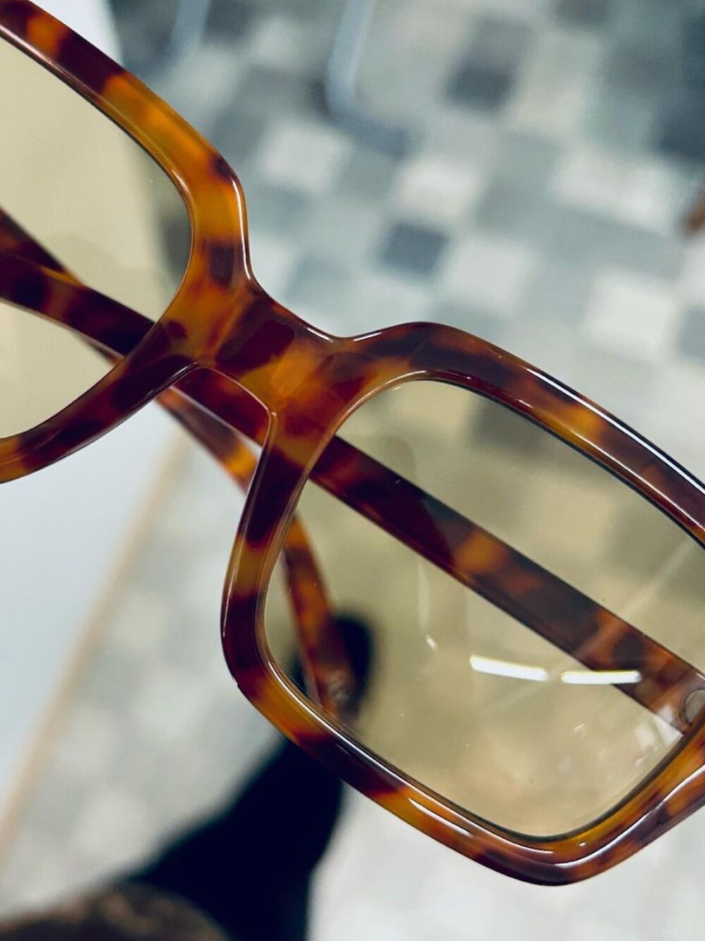 ブラウン系のシャツ/ブラウス、ブラック系のニット/セーター、ブラウン系のメガネを着用したレディースの冬コーディネートの2枚目の写真