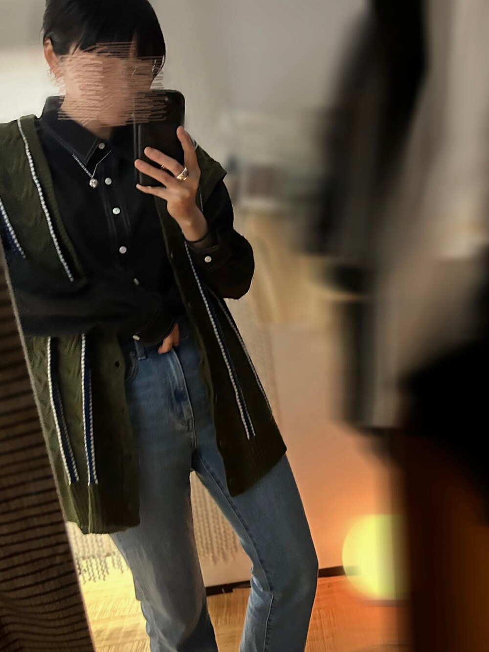 グリーン系のベスト、ブルー系のデニムパンツ、オレンジ系のソックス/靴下を着用したレディースの冬コーディネートの2枚目の写真