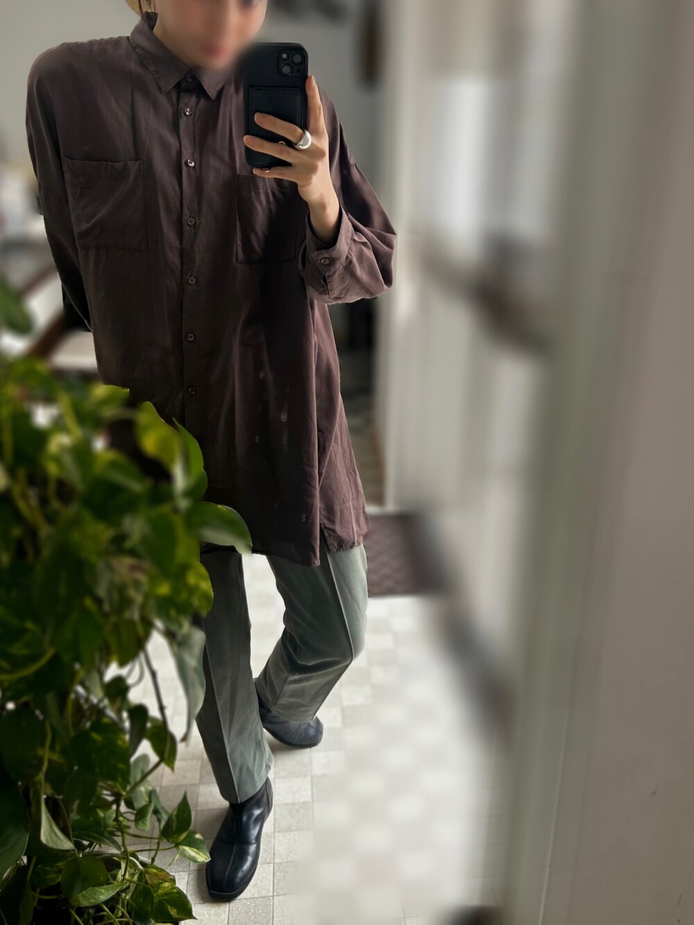 ブラウン系のシャツ/ブラウス、グリーン系のスラックス、シルバー系のリングを着用したレディースの冬コーディネートの2枚目の写真