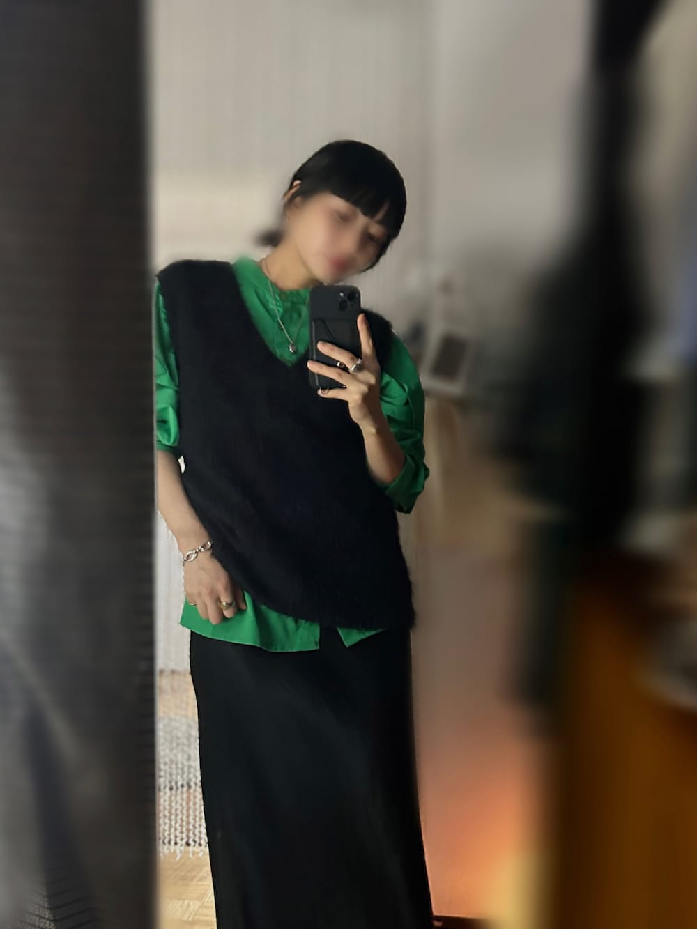 グリーン系のシャツ/ブラウス、ブラック系のスカート、その他のノーカラージャケットを着用したレディースの冬コーディネートの2枚目の写真